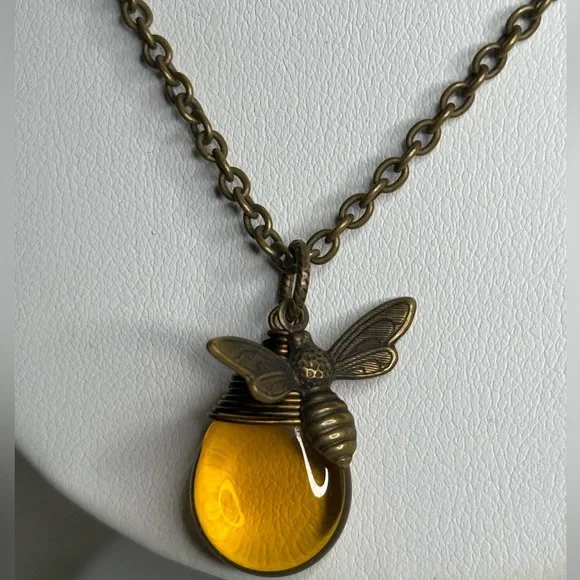 Antique Gold Tone Bee Charm Necklace - Picture 3 of 7
